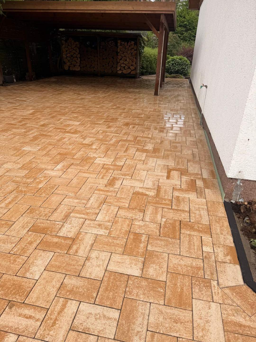 Gepflasterter Bereich unter Carport