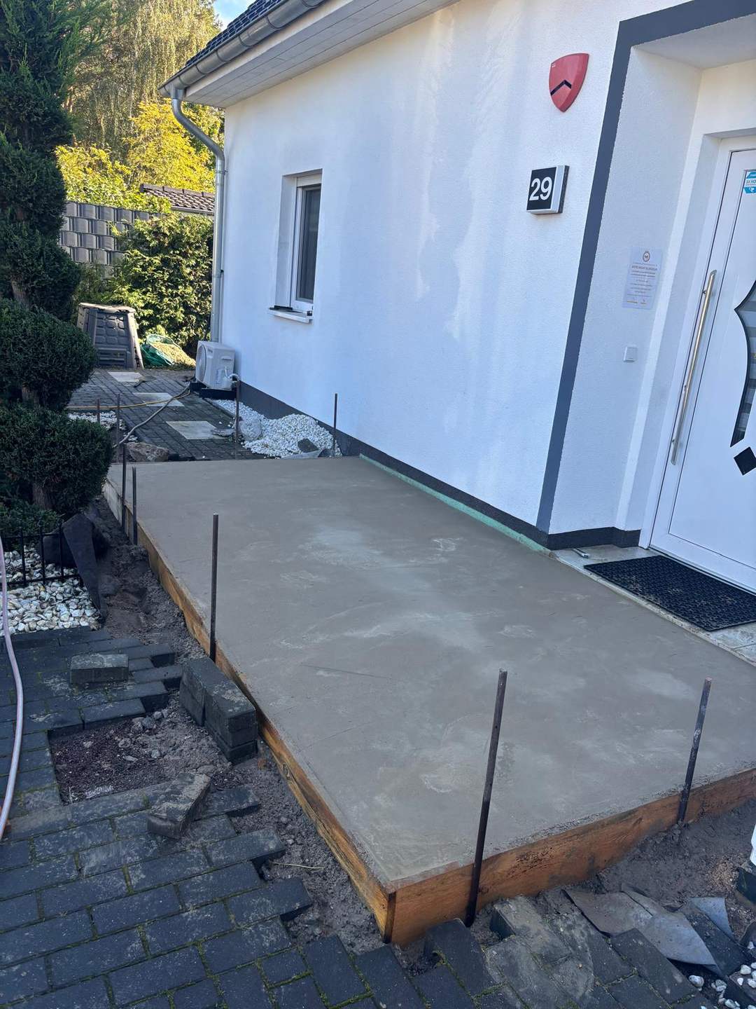 Fertig betonierte Bodenplatte für Gartenhaus, saubere Schalung