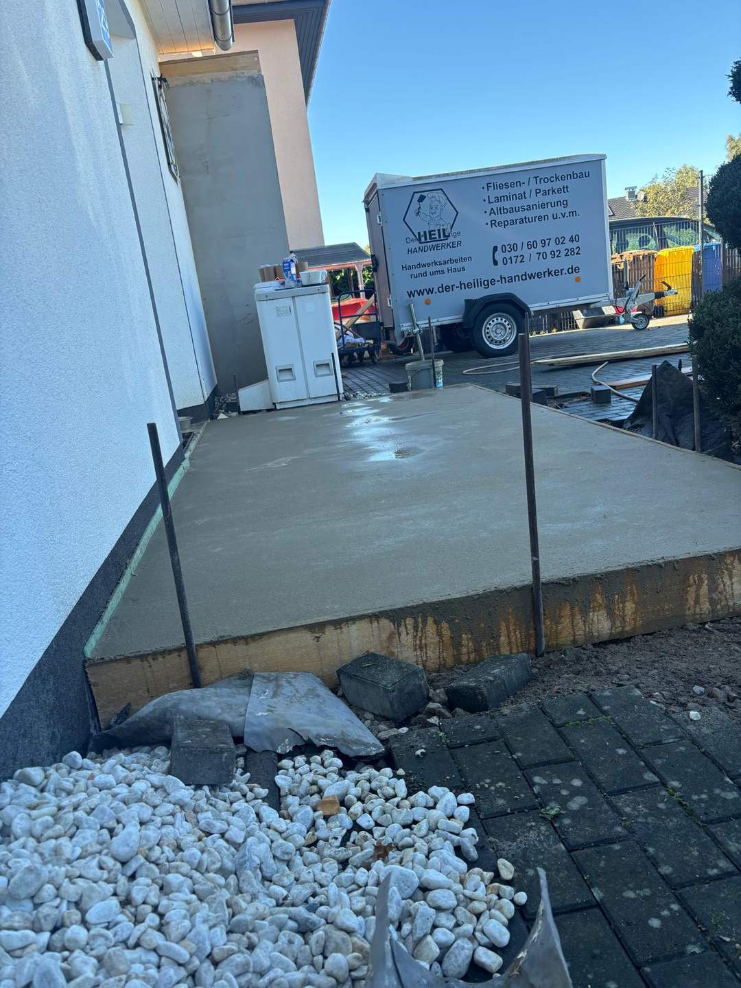Schalungsaufbau für Betonbodenplatte im Garten