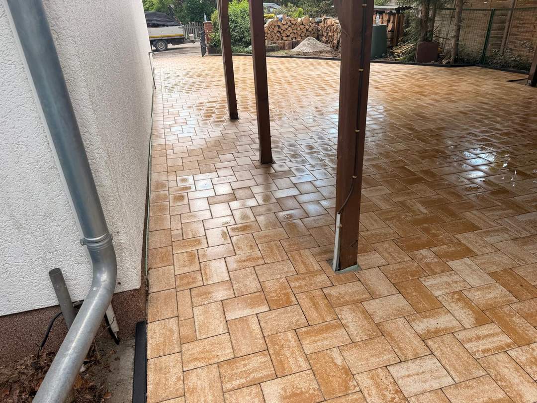 Geschwungener Gartenweg aus Pflaster mit Beeteinfassung