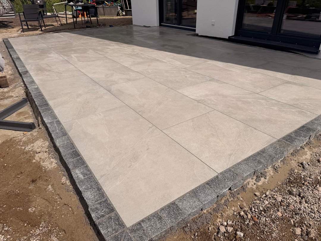 Terrasse aus großformatigen Platten am Haus