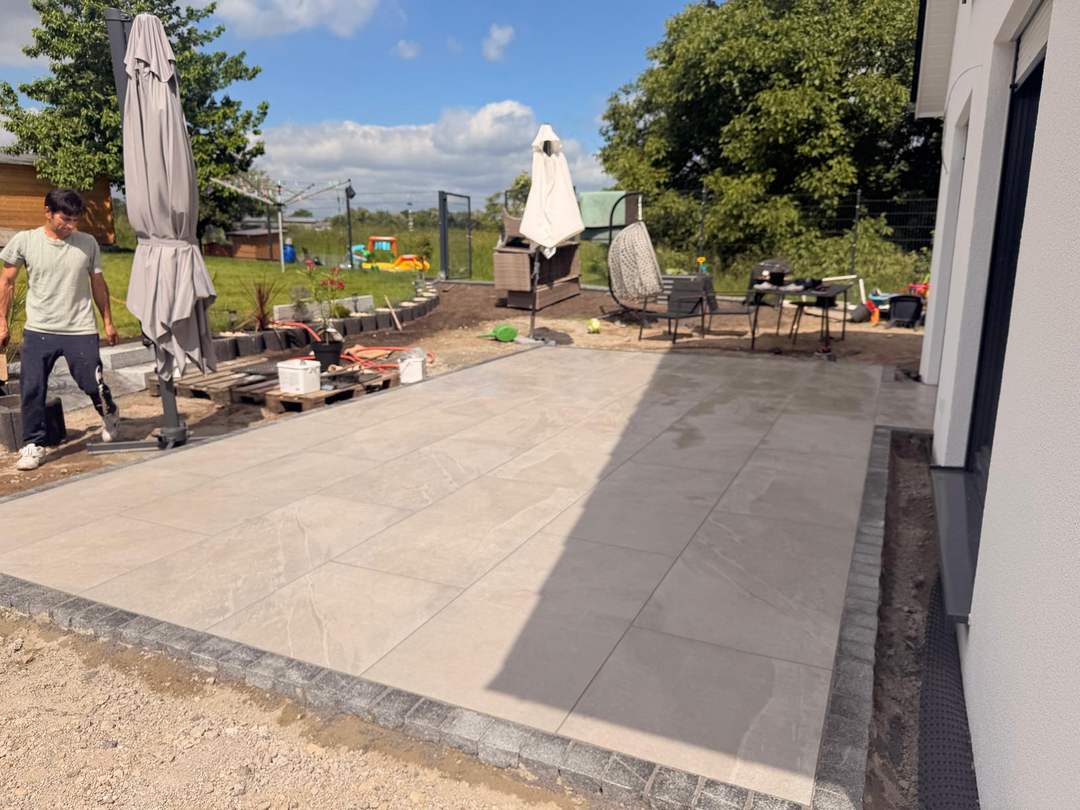 Großformatige Terrassenplatten mit dunkler Randeinfassung