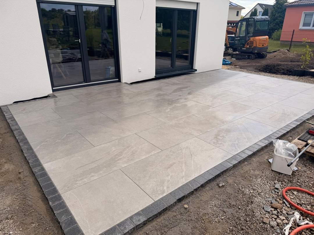 Fertige Terrassenfläche am Neubau